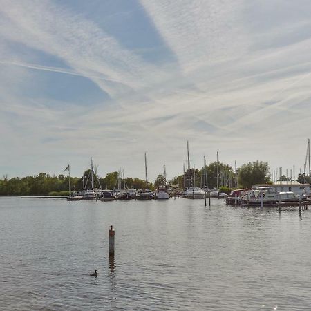 Bright And Comfortable Houseboat Aalsmeer Exterior photo