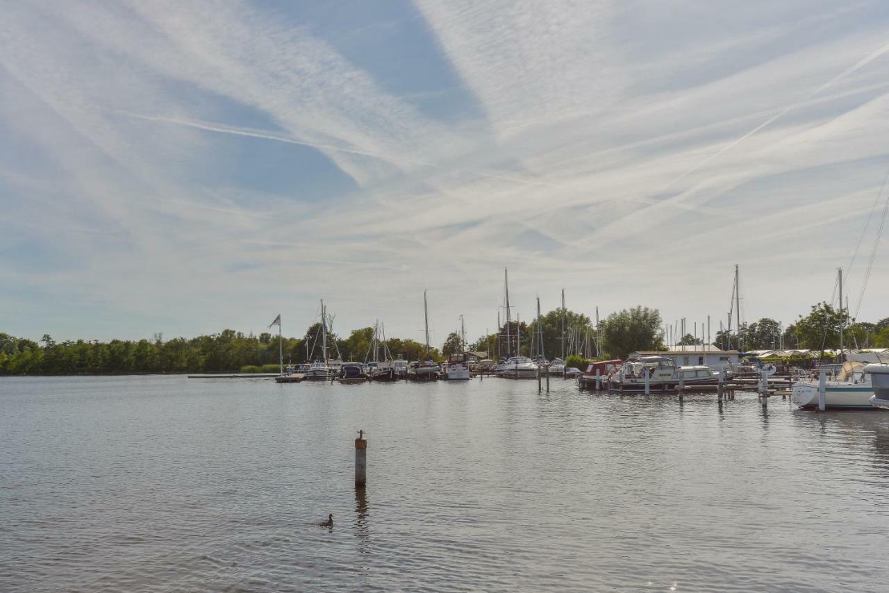 Bright And Comfortable Houseboat Aalsmeer Exterior photo